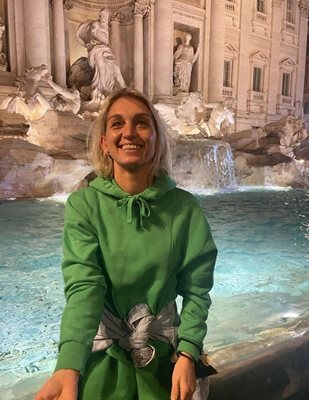 Николета пред фонтана “Треви” в Рим

