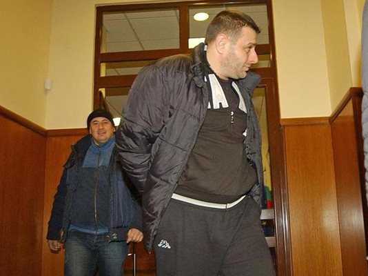 Полицаите водят Веселин Христов в съдебната зала.
Снимка: Гергана Вутова