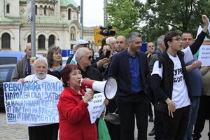 Протест в подкрепа на Румен Радев се провежда пред Народното събрание