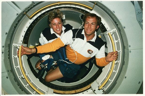 Американците Джен Дейвис и Марк Лий са единствените съпрузи, летели заедно на мисия в Космоса (1992 г.).