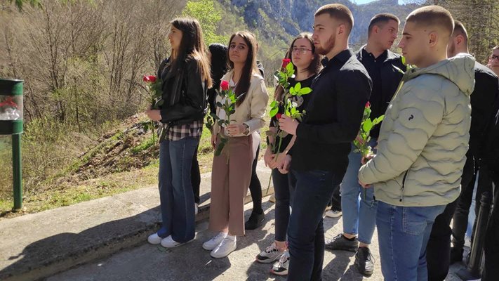 Ученици от Приеполе поднасят цветя на паметника в сръбското село Гостун