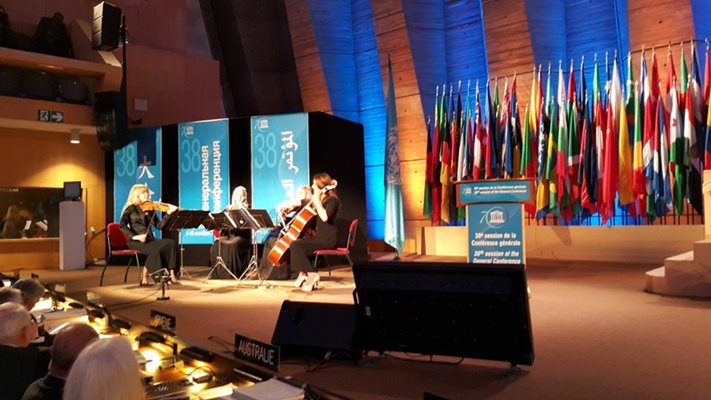 38-ата сесия на ЮНЕСКО бе открита с изпълнение на струнен квартет от Финландия по повод 150-ата годишнина на композитора Сибелиус.
