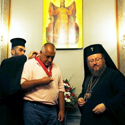 Русенският митрополит Наум награждава Борисов със знак “Св. Димитър Басарбовски”.
