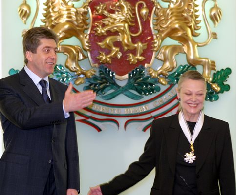 29 март 2004 г. Президентът Георги Първанов награждава актрисата с орден “Стара планина”