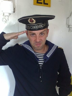 Бонев в моряшка униформа
