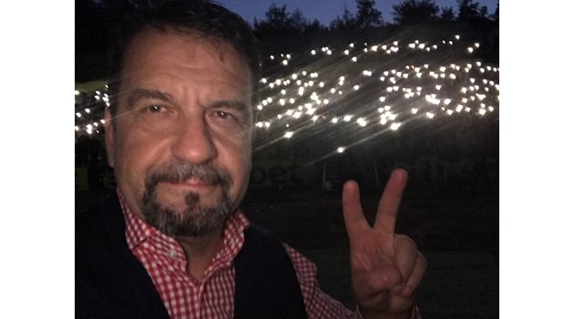 Тези хиляди светлинки зад Ники Кънчев са за Цвети, едно от децата на Перник и България