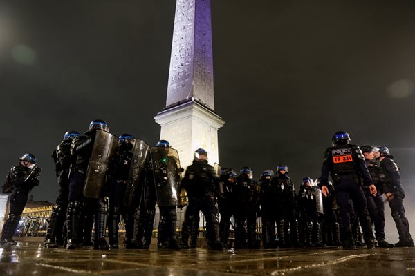 Полиция на площад "Конкорд" снимка Ройтерс