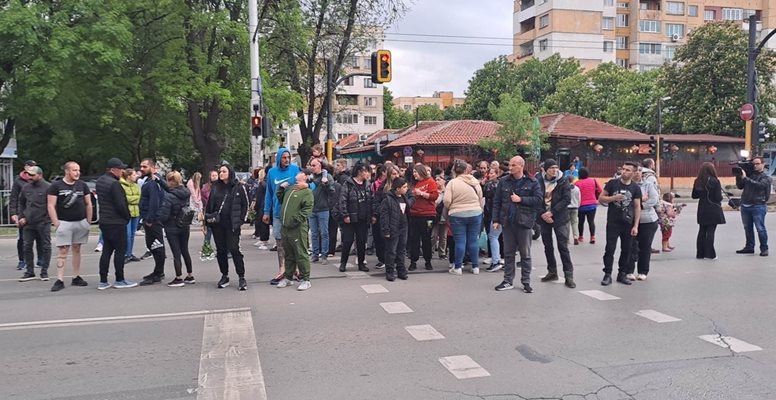 Хора, които живеят в близост до столичния булевард „Сливница”, се събраха на протест. СНИМКА: ВЕЛИСЛАВ НИКОЛОВ