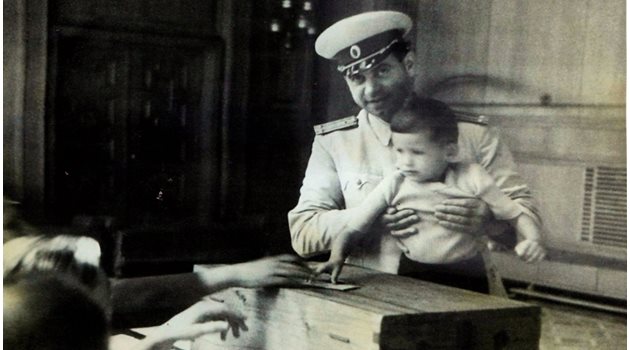 Малкият Стефан с баща си Ламби Данаилов гласуват.