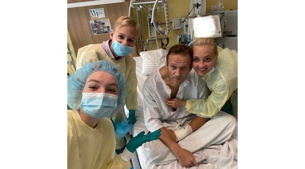 Юлия и децата им Даша и Захар по време на посещение в болницата, докато лекуваха Алексей Навални от отравяне с "Новичок".