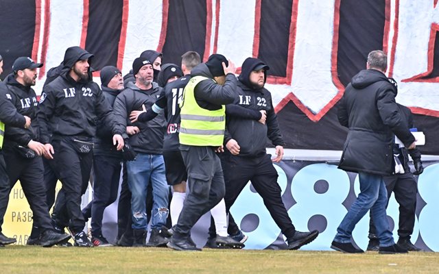 На стадиона в Пловдив се разиграха грозни сцени по време на мача "Локо" (Пд) - "Септември" 0:1 / Снимка: startphoto