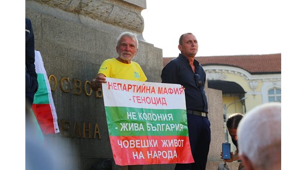 Йоло Денев (на преден план) и Атанас Калев, който е сред организаторите на протеста.