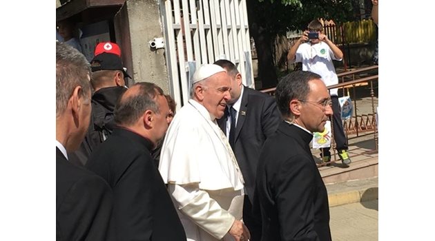 Папа Франциск пристигна в Раковски. СНИМКИ: Авторът