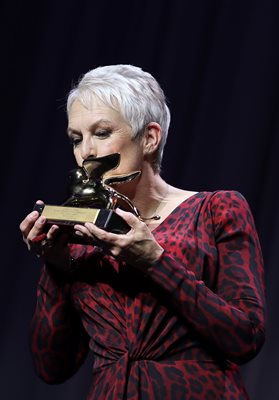 Актрисата Джейми Лий Къртис позира с почетната награда "Златен лъв" на 78-я филмов фестивал във Венеция.