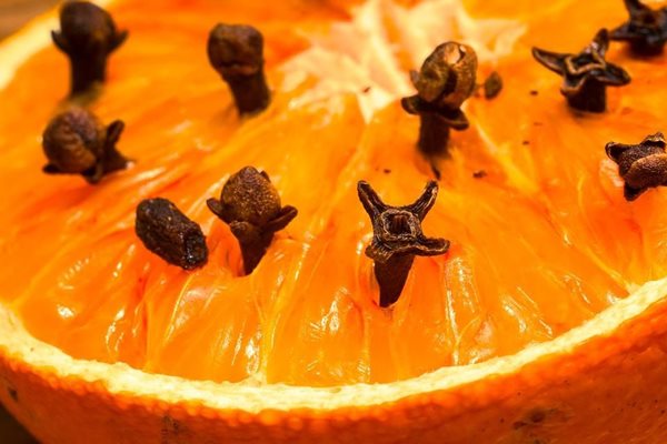 Изгонете мухите, като забучите карамфил в половин портокал