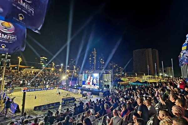Трибуните край арената в израелския град Бат Ям са препълнени със зрители за борбите по време на второто световно първенство по плажно самбо. СНИМКА: НАЙДЕН ТОДОРОВ