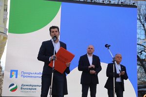 ПП и ДБ откриха кампанията си, Явор Божанков на първа линия сравни политици с миксери