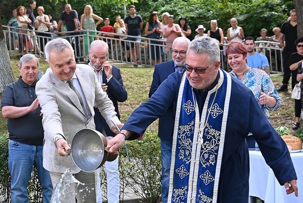 Кметът на Монтана Златко Живков тръгна към седми мандат с благодарствен молебен към Бога