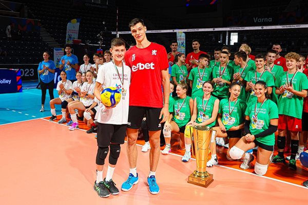 Алекс Николов и кандидат за волейболна слава до купата за европейския шампион.