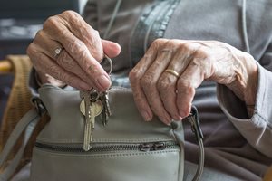Вдигат вдовишката добавка към пенсиите за първи път от 12 г., 680 хил. ще вземат повече