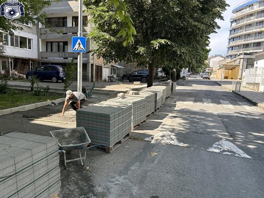 Нови тротоари се изграждат на много места в общината.