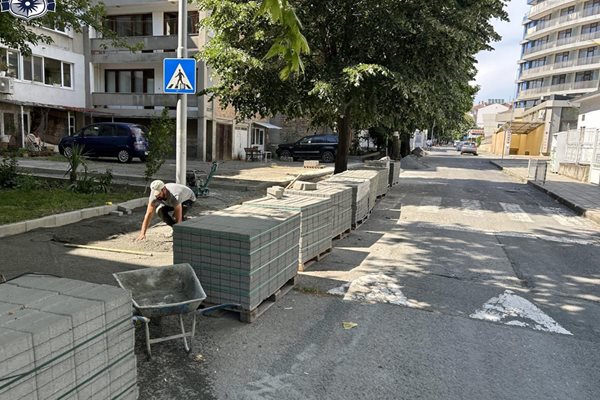 Нови тротоари се изграждат на много места в общината.