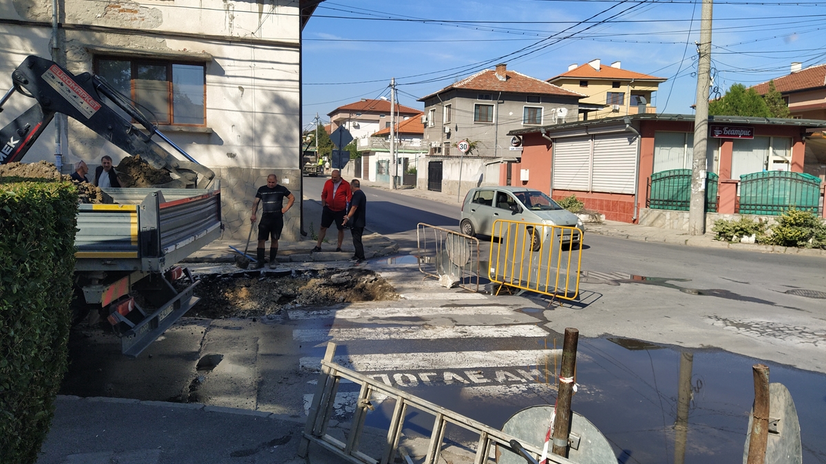 В "Прослав" не вярват на очите си - след 2 месеца жалби ВиК пристигна и разкопа (Видео, снимки)