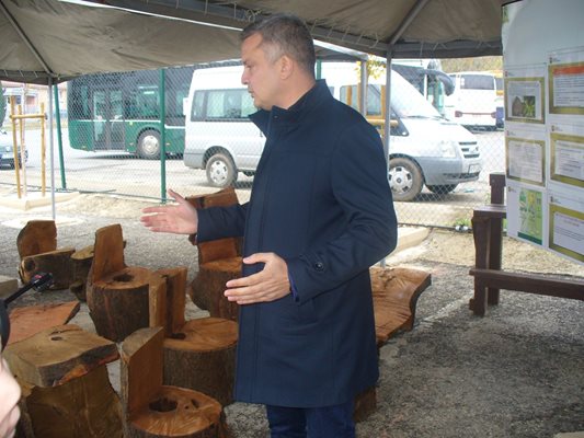 Зам.-кметът на Стара Загора Радостин Танев показва къта, в който учениците от града ще се учат как да събират разделно отпадъците у дома.
Снимка: Ваньо Стоилов