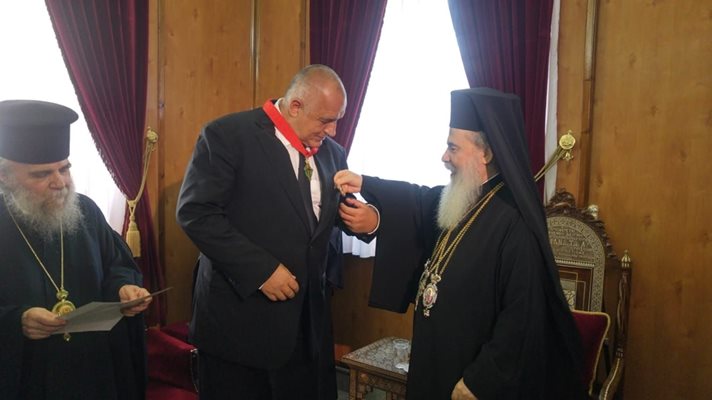 Борисов целува ръка на Йерусалимския патриарх Теофилос III, който го благослови за рождения му ден.