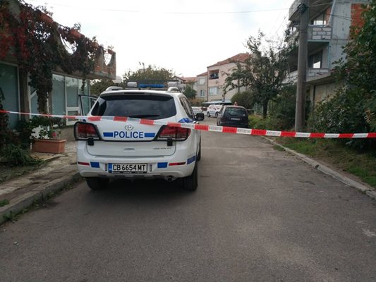 Полиция е отцепила района в Сарафово, където е станало убийството. Снимки:Елена Фотева