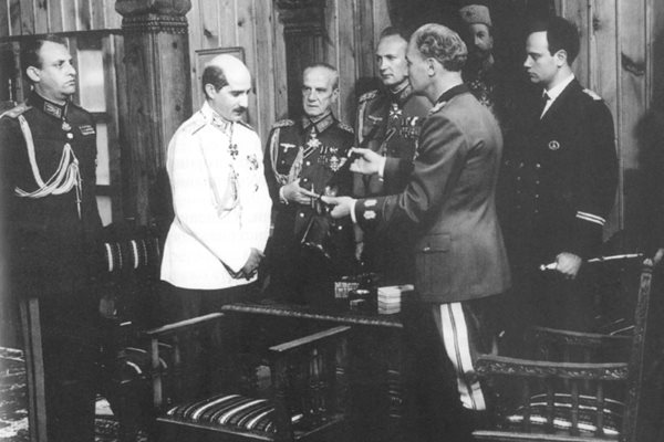Кадър от филма "Цар и генерал". Най-вляво е Георги Черкелов