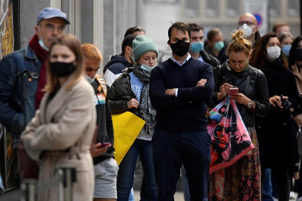 Англичани се тълпят на опашка пред магазин в Лондон.
СНИМКА: РОЙТЕРС