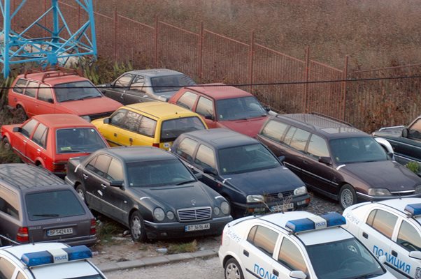 Стотици крадени и намерени коли, прибрани като веществени доказателства, гният на различни полицейски паркинги в страната.