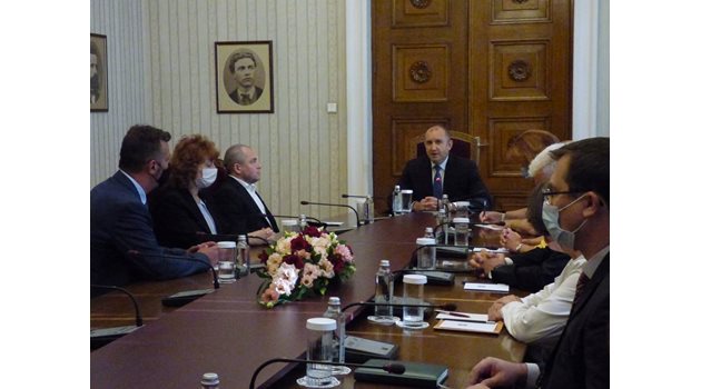 Ръководството на парламентарната група на ИТН на консултации с президента Радев.