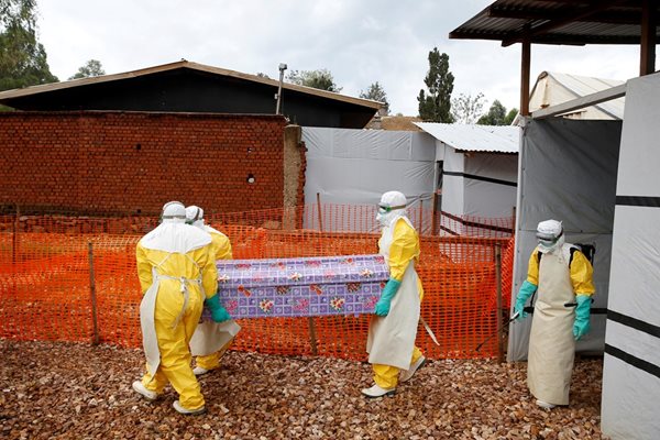 Здравни работници изнасят тялото на жертва на Ебола в Конго  СНИМКА: Ройтерс