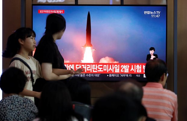 Севернокорейци гледат изстрелването на двете балистични ракети  СНИМКИ: Ройтерс