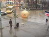 Мъж в цветен балон пресече кръстовище в Русия (видео)