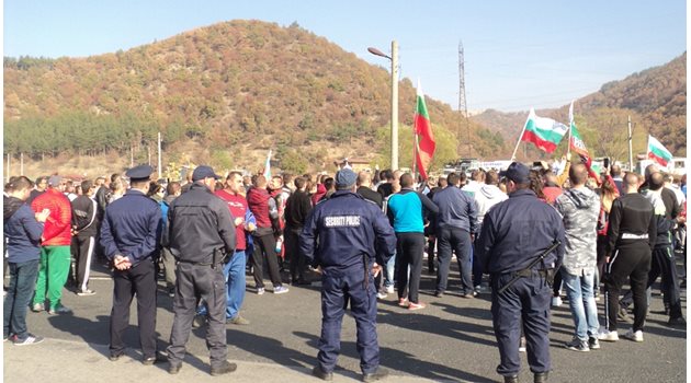 На 11 ноември около 500 души блокираха главния път Е79 в района на с. Железница за 5 часа.