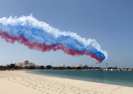 Самолетно шоу в ОАЕ изрисува в небето флага на Русия. Снимка РОЙТЕРС