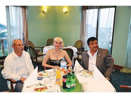 Гюрсел Алиев в компанията на депутатката от ДПС Петя Раева и лидера на движението Ахмед Доган
СНИМКА: ЛИЧЕН АРХИВ