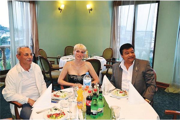 Гюрсел Алиев в компанията на депутатката от ДПС Петя Раева и лидера на движението Ахмед Доган
СНИМКА: ЛИЧЕН АРХИВ