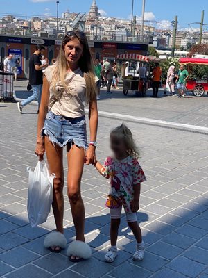 Елена заедно с дъщеря си Сияна в Турция.