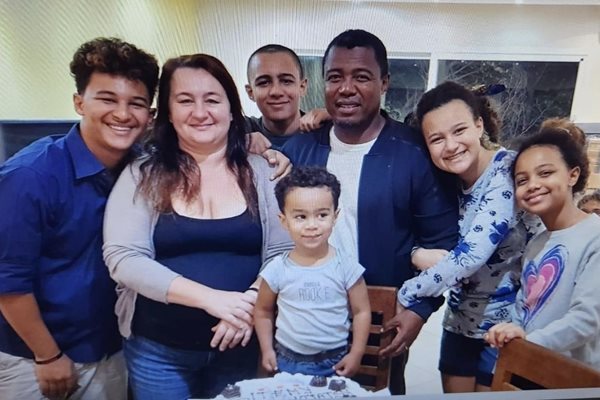 Ситени Рандрианасолонияко и Даниела Милева с петте им деца. СНИМКА: АРХИВ