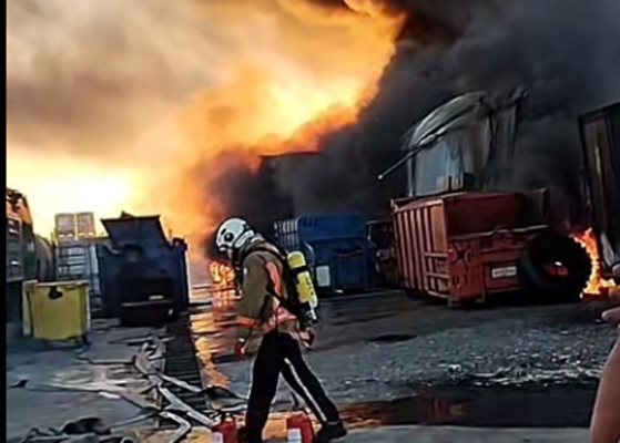 Много пожарникари гасят пламналия завод в Царацово.