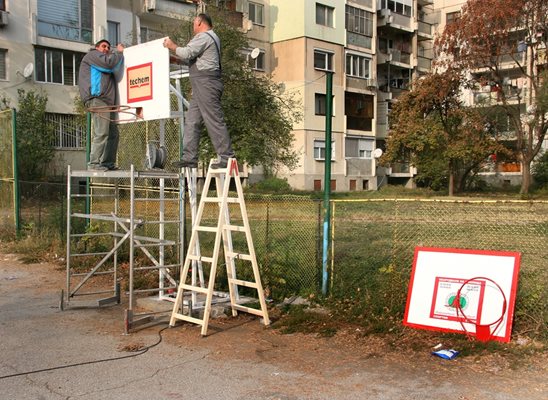 Реновирането започна с подмяна на баскетболните кошове.