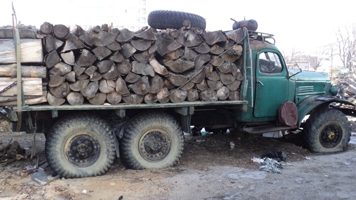 Иззети камиони от бракониери на дърва.