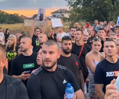 Стотици от Цалапица за поредна вечер излязоха на протест, за да изкажат недоволството си от разследването на убийството на Димитър Малинов. Снимка: Архив