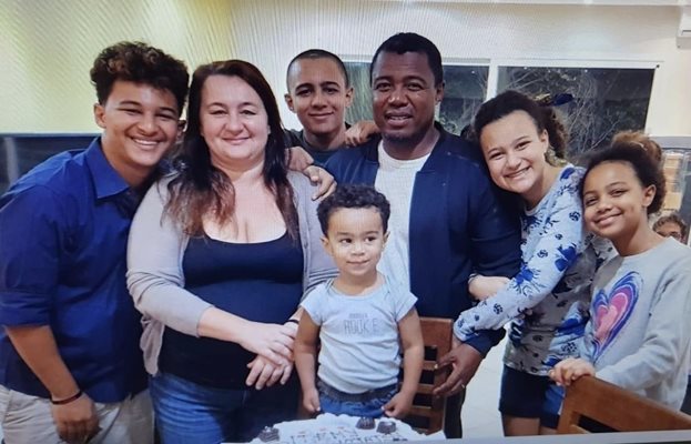 Ситени Рандрианасолонияко и Даниела Милева с петте им деца. СНИМКА: АРХИВ