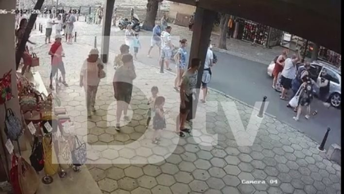 На видеото се вижда как мъж излиза от автомобила си и удря жена в главата КАДЪР: bTV