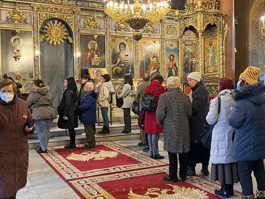 Опашки от хора се извиха пред чудотворните икони, събрани от цялата Пловдивска епархия за молебена